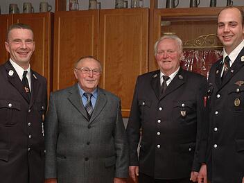 Kommandant Bernd Ort (links) und sein Stellvertreter, Tobias Dittrich (rechts), zeichneten Albin Kiesel und Werner Greubel (v. l.) für 60 Jahre Vereinstreue aus.