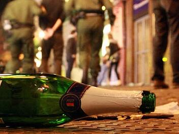 Unter Alkoholeinfluss und angeleitet von den falschen Freunden der ZOB-Clique hat ein junger Mann reihenweise Straftaten im Umfeld des Busbahnhofs begangen. Vom Jugendschöffengericht Kulmbach bekommt er gestern eine allerletzte Chance. Foto: Patrick Seeger/dpa