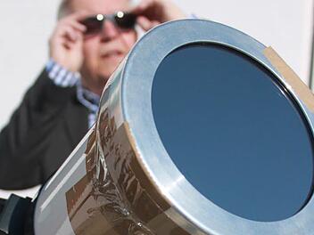 Harald Lappe richtete am Freitagvormittag sein Teleskop auf die Sonne aus. Zahlreiche Passanten warfen einen Blick auf das Schauspiel am Himmel. Foto: Marco Meißner