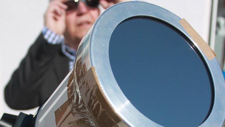 Harald Lappe richtete am Freitagvormittag sein Teleskop auf die Sonne aus. Zahlreiche Passanten warfen einen Blick auf das Schauspiel am Himmel. Foto: Marco Meißner