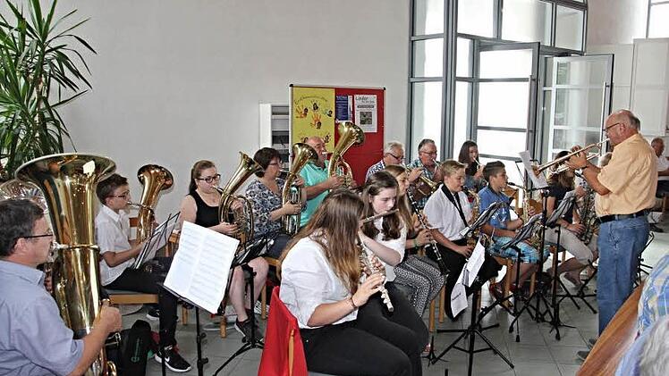 Die Weisachtaler Blasmusik unter Leitung von Willi Hohmann (rechts) begleitete den Gottesdienst musikalisch. Foto: Helmut Will