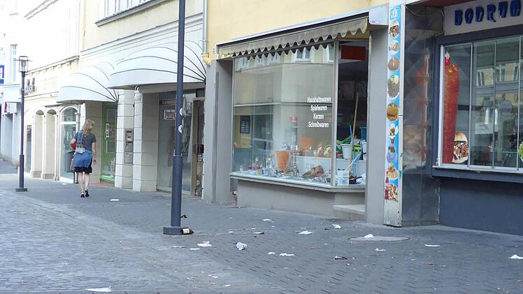 Samstag, kurz nach 8 Uhr: Im Steinweg liegen die &Uuml;berbleibsel der vergangenen Nacht. Anwohner st&ouml;ren sich am fr&uuml;hmorgendlichen L&auml;rm der Kehrmaschine, Gesch&auml;ftsinhaber akzeptieren nicht, dass um diese Zeit noch M&uuml;ll das Bild des Steinwegs pr&auml;gt. Foto: Christoph Winter