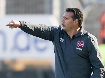 Da gehts lang zum nächsten Heimsieg: Club-Coach Alois Schwartz lobt die Stimmung in der Mannschaft - warnt aber auch vor Arroganz. Foto: Daniel Maurer/dpa