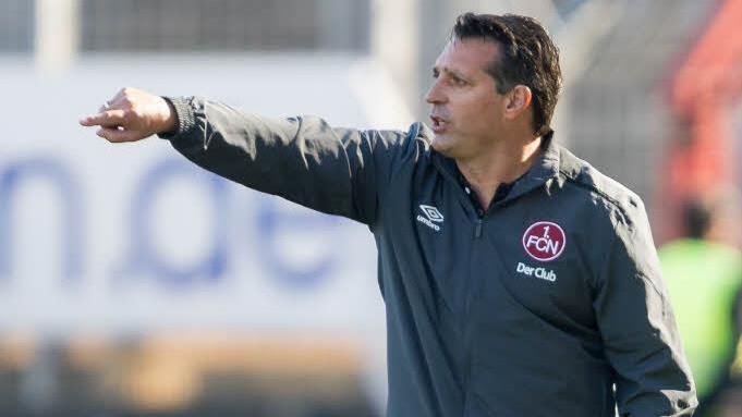 Da gehts lang zum nächsten Heimsieg: Club-Coach Alois Schwartz lobt die Stimmung in der Mannschaft - warnt aber auch vor Arroganz. Foto: Daniel Maurer/dpa