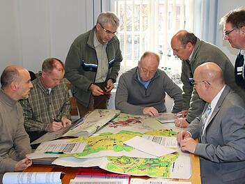 Bei der Abnahmebesprechung der Forsteinrichtung im Rathaus Münnerstadt: Betriebsleiter Jörg Mäckler von der Forstbetriebsgemeinschaft fränkische Rhön, der Forstsachverständige Markus Schömig, Forstoberrat Armin Otter, Bürgermeister Helmut Blank, Forstoberrat Bernhard Zürner, Geschäftsleiter Stefan Bierdimpfl und Stadtrat Bruno Schäfer. Foto: Dieter Britz