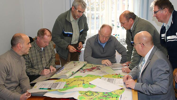 Bei der Abnahmebesprechung der Forsteinrichtung im Rathaus Münnerstadt: Betriebsleiter Jörg Mäckler von der Forstbetriebsgemeinschaft fränkische Rhön, der Forstsachverständige Markus Schömig, Forstoberrat Armin Otter, Bürgermeister Helmut Blank, Forstoberrat Bernhard Zürner, Geschäftsleiter Stefan Bierdimpfl und Stadtrat Bruno Schäfer. Foto: Dieter Britz