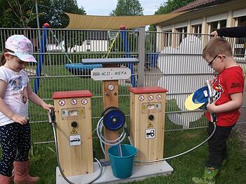 Ganz genau wird die neue Tankstelle von den Kindern im Steinwiesener Kindergarten in Augenschein genommen und geprüft. Foto: Susanne Deuerling