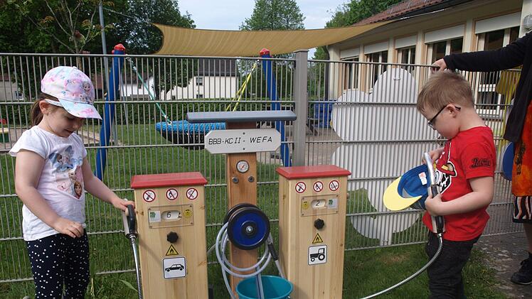 Ganz genau wird die neue Tankstelle von den Kindern im Steinwiesener Kindergarten in Augenschein genommen und geprüft. Foto: Susanne Deuerling