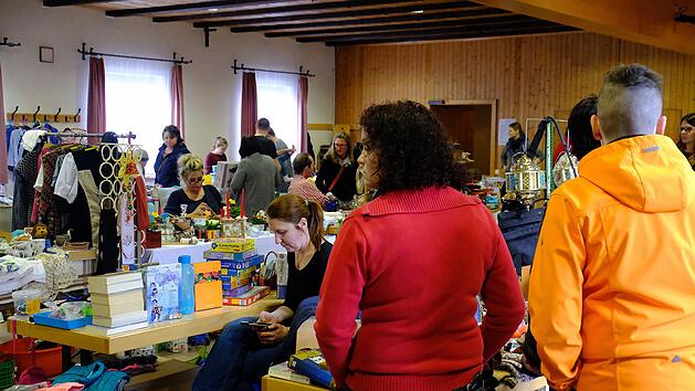 Nach Schn&auml;ppchen und Sammlerst&uuml;cken hielten die Besucher des ersten Flohmarktes in der Eschenbachhalle Ausschau. Gerd Schaar