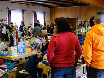 Nach Schnäppchen und Sammlerstücken hielten die Besucher des ersten Flohmarktes in der Eschenbachhalle Ausschau. Gerd Schaar