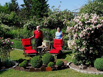 Bruno und Maria Reuß in ihrem Rosengarten mit der Rose "Eva Schubert" (rechts), "Konstanze" im Hintergrund und der "Centifolia" (links).Günther Geiling