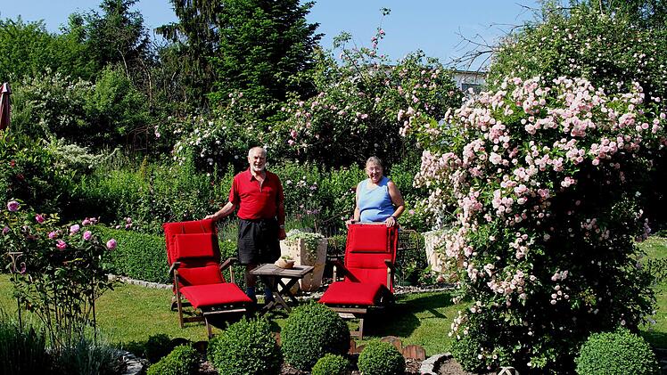 Bruno und Maria Reuß in ihrem Rosengarten mit der Rose "Eva Schubert" (rechts), "Konstanze" im Hintergrund und der "Centifolia" (links).Günther Geiling