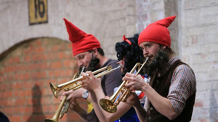 Wenn mitreißende Musizierfreude auf überbordende komödiantische Begeisterung trifft: Das Ensemble "Sepp-Depp-Septett" beeindruckte das Publikum beim Finale des Coburger Festivals "Klanggrenzen".Foto: Jochen Berger
