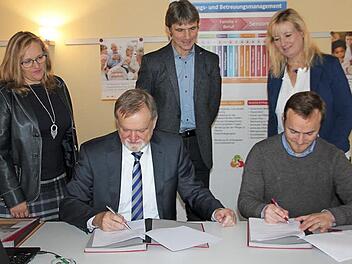 Mit der Raiffeisen-Volksbank und der Helios-Frankenwaldklinik hat das Betreuungsnetzwerk LQG zwei neue Mitglieder. Im Bild von links: Personalleiterin der VR, Cordula Simon, Mitglied des Vorstands der VR-Bank, Dieter Bordihn, BRK-Kreisgeschäftsführer Roland Beierwaltes, Projektleiterin Antje Angles und der Geschäftsführer der Helios-Frankenwaldklinik, Philipp Löwenstein  Foto: Veronika Schadeck