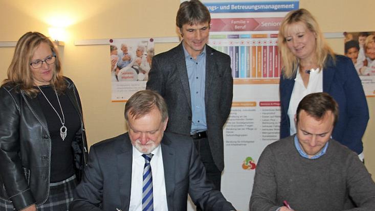 Mit der Raiffeisen-Volksbank und der Helios-Frankenwaldklinik hat das Betreuungsnetzwerk LQG zwei neue Mitglieder. Im Bild von links: Personalleiterin der VR, Cordula Simon, Mitglied des Vorstands der VR-Bank, Dieter Bordihn, BRK-Kreisgeschäftsführer Roland Beierwaltes, Projektleiterin Antje Angles und der Geschäftsführer der Helios-Frankenwaldklinik, Philipp Löwenstein  Foto: Veronika Schadeck