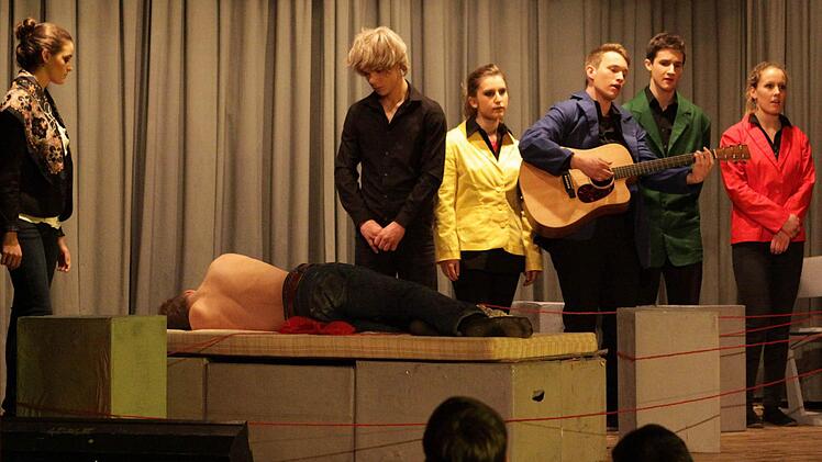 Bruno auf dem Sterbebett, um ihn sein Sohn, seine Frau Suse und.... Seine vier Stimmen