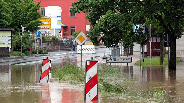 Viele Straßen rund um Volkach sind wegen des Hochwassers gesperrt. Deshalb findet kein Sommermarkt statt. Die Geschäfte haben allerdings trotzdem geöffnet. Foto: Peter Pfannes