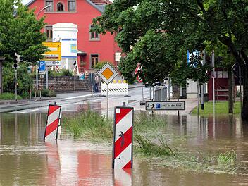Viele Stra&szlig;en rund um Volkach sind wegen des Hochwassers gesperrt. Deshalb findet kein Sommermarkt statt. Die Gesch&auml;fte haben allerdings trotzdem ge&ouml;ffnet. Foto: Peter Pfannes