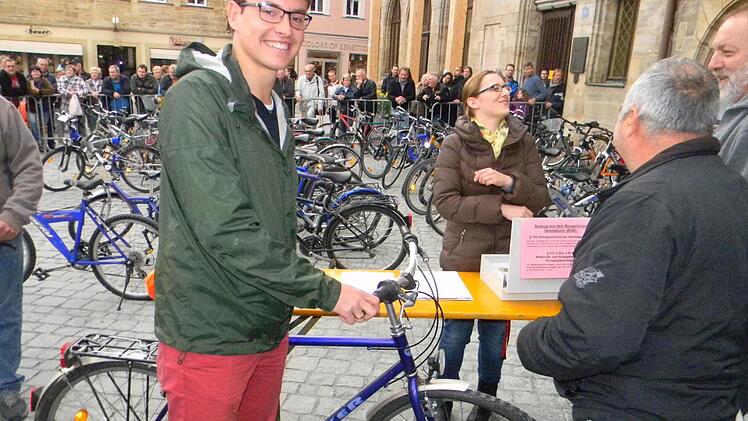 Vincent Revell hat ein Rad für neun Euro erstanden - ohne Sattel.