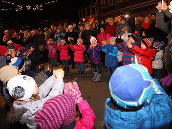 Mit Kerzengläsern in den Händen führten die Kinder des Weismainer Sankt-Anna-Kindergartens einen Lichtertanz auf. Foto: Stefan Lutter