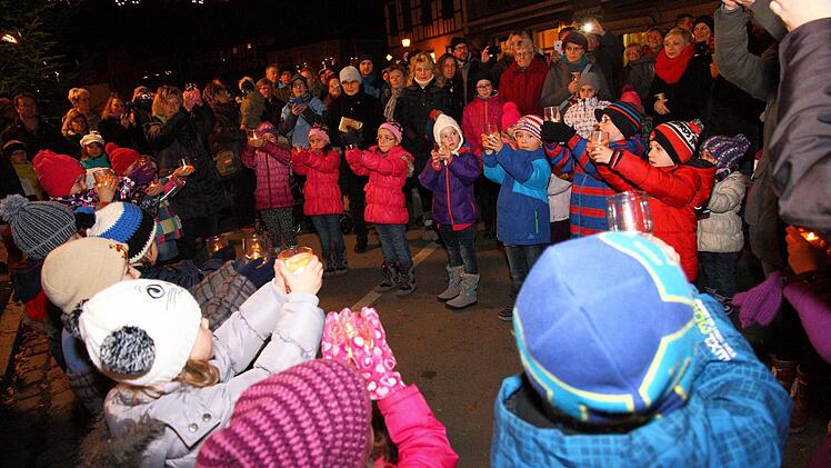 Mit Kerzengläsern in den Händen führten die Kinder des Weismainer Sankt-Anna-Kindergartens einen Lichtertanz auf. Foto: Stefan Lutter