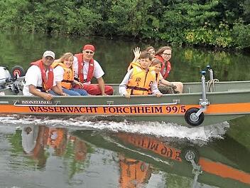 Die Mitglieder der Ebermannstadter Wasserwacht fahren im Boot.  Foto: Wasserwacht