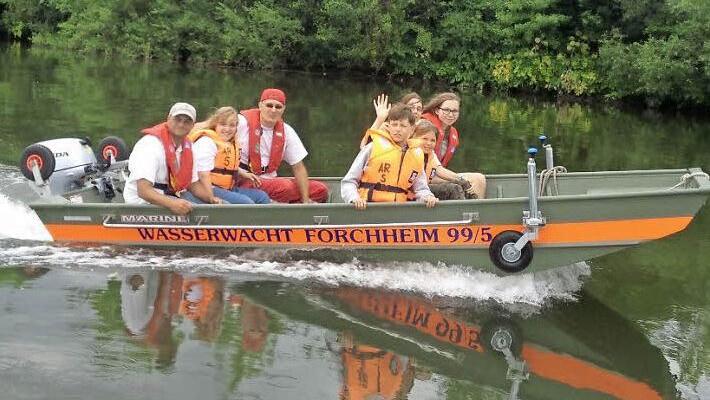 Die Mitglieder der Ebermannstadter Wasserwacht fahren im Boot.  Foto: Wasserwacht