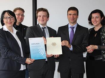 Förderzusage übergeben: Prokuristin Annette Martin (von links), Josef Huber (Evangelische Heimstiftung), Geschäftsführer David Martin und die Staatssekretäre Stefan Müller und Dorothee Bär. Foto: Ulrike Müller