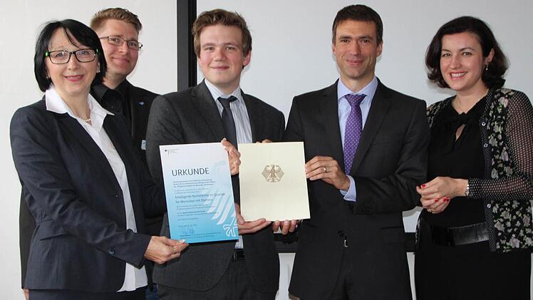 Förderzusage übergeben: Prokuristin Annette Martin (von links), Josef Huber (Evangelische Heimstiftung), Geschäftsführer David Martin und die Staatssekretäre Stefan Müller und Dorothee Bär. Foto: Ulrike Müller