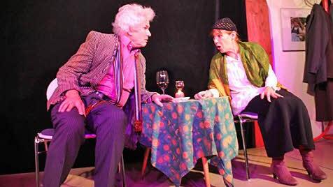 Ob wirklich nur Rotwein im Glas ist?  Fotos: Gerda Völk