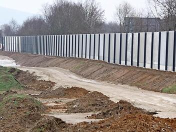 Zwischen dem Staffelsteiner Friedhof und der A 73 ist die Lärmschutzwand bereits fertiggestellt. Die Baustraße wird in den nächsten Tagen wieder abgetragen. Fotos: Matthias Einwag