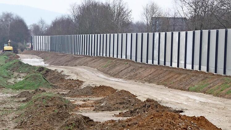 Zwischen dem Staffelsteiner Friedhof und der A 73 ist die Lärmschutzwand bereits fertiggestellt. Die Baustraße wird in den nächsten Tagen wieder abgetragen. Fotos: Matthias Einwag