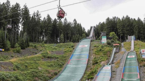 Die Schanzenarena am Fuße des Ochsenkopfs in Bischofsgrün. Um die 70 Meter weit gehen hier die Sprünge auf der großen Schanze. Gesprungen wird meist im Sommer. Foto: Barbara Herbst