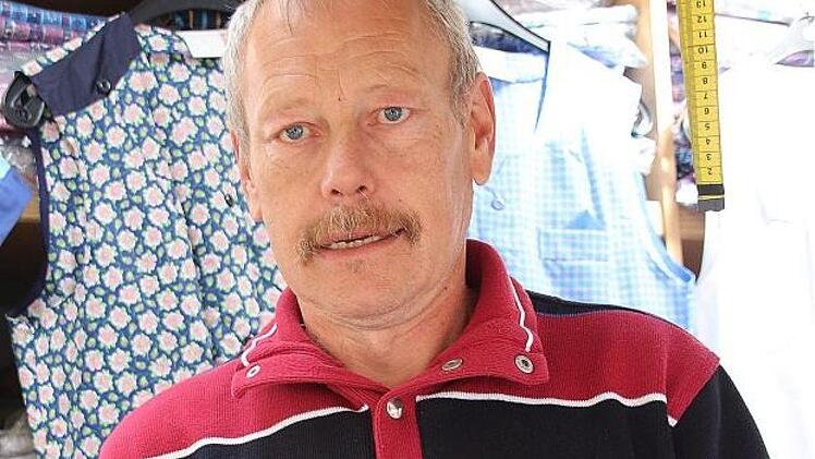 Mützen, Schals und mehr verkaufte Ludwig Hai an seinem Stand. Es gebe durchaus schlechtere Märkte als gerade Münnerstadt, versicherte er. Foto: Dieter Britz