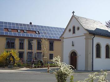 Das neu gestaltete Umfeld der Marien-Kapelle in Priesendorf mit dem Frosch-Brunnenprivat