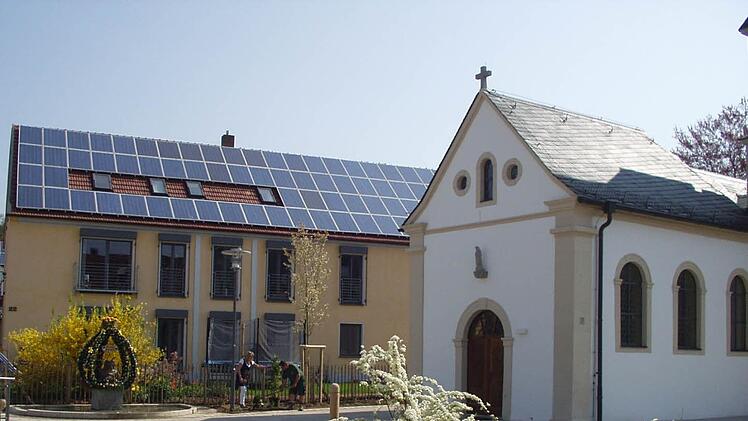 Das neu gestaltete Umfeld der Marien-Kapelle in Priesendorf mit dem Frosch-Brunnenprivat