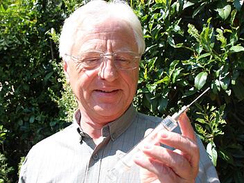 Günter Bedenk hat sich Erinnerungsstücke an seine Praxistätigkeit aufgehoben, hier eine Spritze aus den Anfangstagen vor 30 Jahren. Foto: Benedikt Borst