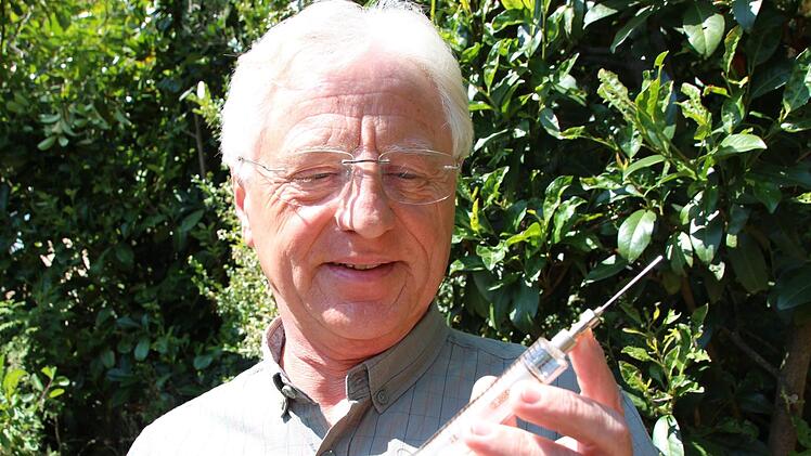 Günter Bedenk hat sich Erinnerungsstücke an seine Praxistätigkeit aufgehoben, hier eine Spritze aus den Anfangstagen vor 30 Jahren. Foto: Benedikt Borst