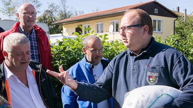 Die Ölsperre, der der 1. Moorbootclub Obertheres erworben hat, besteht aus einem 20 Meter langen Schlauch, der mit einem Ölbindevlies gefüllt ist. Dies zeigte Kreisbrandmeister Gefahrgut, Andreas Winkler (rechts), den Vereinsmitgliedern. Ulrike Langer