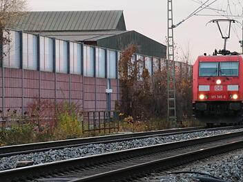 Unmittelbar neben der Adalbert-Stifter- Grund- und Mittelschule und der Georg-Hartmann-Realschule in Forchheim soll der neue Bahnhalt entstehen. Foto: Ronald Heck
