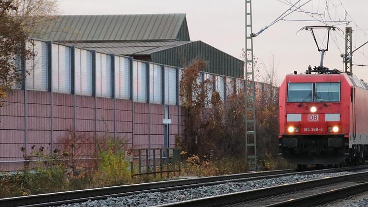 Unmittelbar neben der Adalbert-Stifter- Grund- und Mittelschule und der Georg-Hartmann-Realschule in Forchheim soll der neue Bahnhalt entstehen. Foto: Ronald Heck