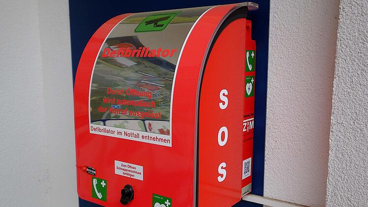 Soll in jedem Ortsteil der Gemeinde Wartmannsroth ein Defribrillator installiert werden, wie hier eins in Oberthulba zu sehen ist?  Foto: Gerd Schaar