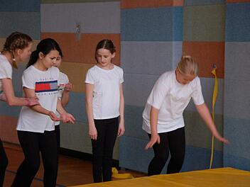 Während Lena zur perfekten Rolle ansetzt, gehen Stella, Angelina (verdeckt), Alwina und Madlen den Bewegungsablauf nochmals durch. Beim Tag der offenen Tür an der Freiherr-von Lutz Mittelschule präsentierten die Schüler und Lehrer vielfältige Angebote aus vielen Bereichen. Foto: Manfred Mellenthin