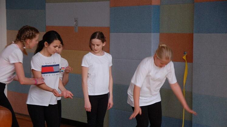 Während Lena zur perfekten Rolle ansetzt, gehen Stella, Angelina (verdeckt), Alwina und Madlen den Bewegungsablauf nochmals durch. Beim Tag der offenen Tür an der Freiherr-von Lutz Mittelschule präsentierten die Schüler und Lehrer vielfältige Angebote aus vielen Bereichen. Foto: Manfred Mellenthin