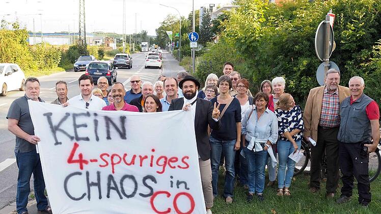 "Gegen ein 4-spuriges Verkehrschaos" wenden sich die Anwohner des Weichengereuths und  protestierten deshalb gegen die Ausbaupläne.Foto: Christoph Winter