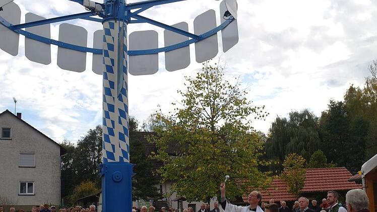 Pfarrer Hans Thurn segnet Mottens neuen Zunftbaum. Landrat Thomas Bold und Erster Bürgermeister Jochen Vogel freuen sich über das sichtbare Zeichen von Tradition und Dorfgemeinschaft. Foto: Stephanie Elm