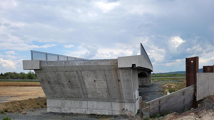 Diese Brücke steht noch im Nirgendwo.