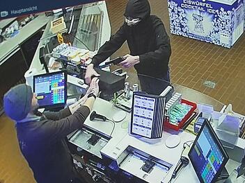 Tankstellenpächterin schildert Überfall - Video zeigt Schock-Szene