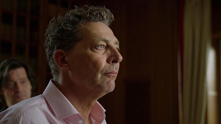 Der Landtagsabgeordnete Peter Aidbichler (Gregor Blo&eacute;b, vorne) ist der Vater des ersten Mordopfers. Er ist mit dem Kriminalpsychologen Meiberger (Fritz Karl) befreundet und besteht darauf, dass die Polizei ihn bei den Ermittlungen helfen l&auml;sst.