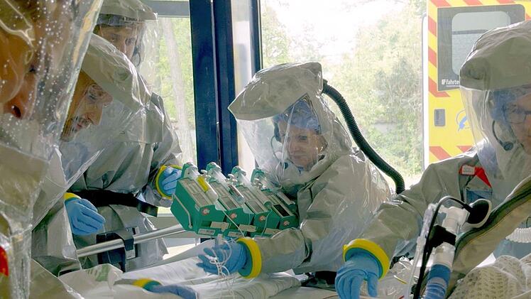 Training auf der Sonderisolierstation der Charit&eacute;: Krankenh&auml;user m&uuml;ssen auf neue Bedrohungsszenarien vorbereitet sein.
